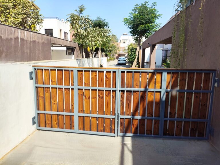 metal-frame-gate-with-distinctive-grain-wooden-inserts